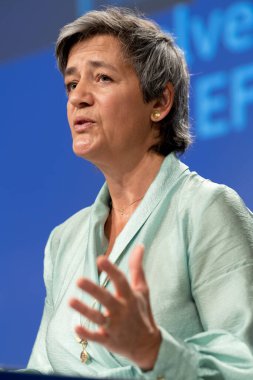 Avrupa Komisyonu Başkan Yardımcısı Margrethe Vestager 29 Mayıs 2020 'de Brüksel, Belçika' daki AB genel merkezinde Çözüm Destek Aracı hakkında basın toplantısı düzenledi..