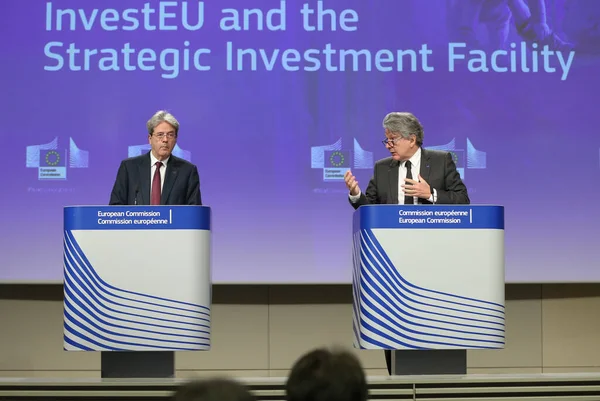 Pressekonferenz Der Kommissionsmitglieder Paolo Gentiloni Und Thierry Breton Zum Erweiterten — Stockfoto