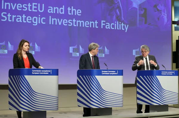 Pressekonferenz Der Kommissionsmitglieder Paolo Gentiloni Und Thierry Breton Zum Erweiterten — Stockfoto