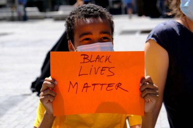 Brüksel, Belçika. 1 Haziran 2020. Protestocular, Minneapolis 'te Afro-Amerikalı George Floyd' un polis gözetimindeki ölümünü protesto etmek için La Monnaie Kraliyet Tiyatrosu önünde oturuyorlar..