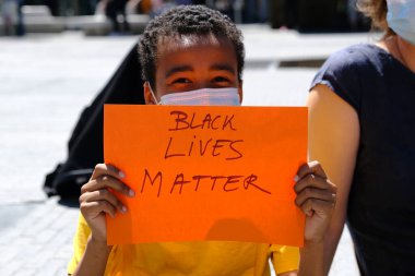 Brüksel, Belçika. 1 Haziran 2020. Protestocular, Minneapolis 'te Afro-Amerikalı George Floyd' un polis gözetimindeki ölümünü protesto etmek için La Monnaie Kraliyet Tiyatrosu önünde oturuyorlar..