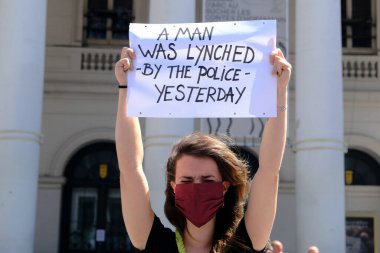 Brüksel, Belçika. 1 Haziran 2020. Protestocular, Minneapolis 'te Afro-Amerikalı George Floyd' un polis gözetimindeki ölümünü protesto etmek için La Monnaie Kraliyet Tiyatrosu önünde oturuyorlar..