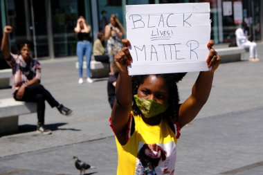 Brüksel, Belçika. 1 Haziran 2020. Protestocular, Minneapolis 'te Afro-Amerikalı George Floyd' un polis gözetimindeki ölümünü protesto etmek için La Monnaie Kraliyet Tiyatrosu önünde oturuyorlar..
