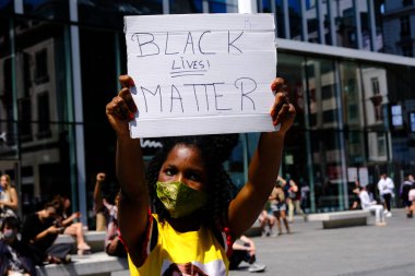 Brüksel, Belçika. 1 Haziran 2020. Protestocular, Minneapolis 'te Afro-Amerikalı George Floyd' un polis gözetimindeki ölümünü protesto etmek için La Monnaie Kraliyet Tiyatrosu önünde oturuyorlar..