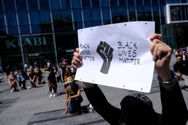 Brüksel, Belçika. 1 Haziran 2020. Protestocular, Minneapolis 'te Afro-Amerikalı George Floyd' un polis gözetimindeki ölümünü protesto etmek için La Monnaie Kraliyet Tiyatrosu önünde oturuyorlar..