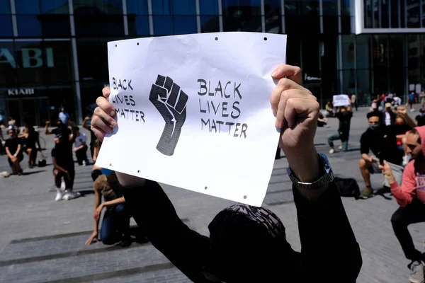 Brüksel, Belçika. 1 Haziran 2020. Protestocular, Minneapolis 'te Afro-Amerikalı George Floyd' un polis gözetimindeki ölümünü protesto etmek için La Monnaie Kraliyet Tiyatrosu önünde oturuyorlar..