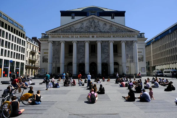 Bryssel Belgien Juni 2020 Protestanter Sitter Framför Royal Theatre Monnaie — Stockfoto