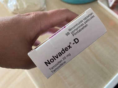 Brüksel, Belçika. 29 Mayıs 2020. Nolvadex markası altında satılan bir kutu Tamoxifen, kadınlarda göğüs kanserini önlemek için kullanılan bir ilaçtır.