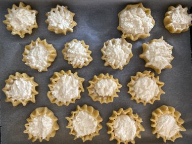 Yunan peynirli turtalar (Mizithropitakia) ve naneli bal pişirmeye hazır .