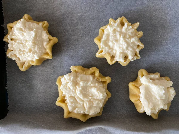 Tortas Queijo Gregas Mizithropitakia Com Mel Menta Pronto Para Assar — Fotografia de Stock