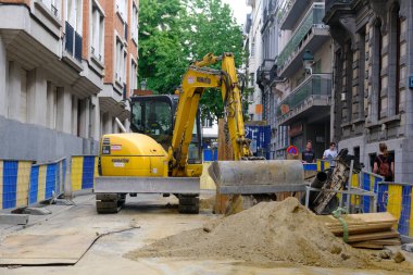 Brüksel, Belçika. 3 Haziran 2020. Kamu inşaatında görülen bir kazıcı.