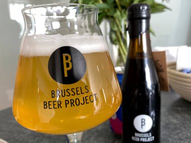 Brüksel, Belçika. 2 Haziran 2020. Brüksel Bira Fabrikası 'ndan bir bardak bira..