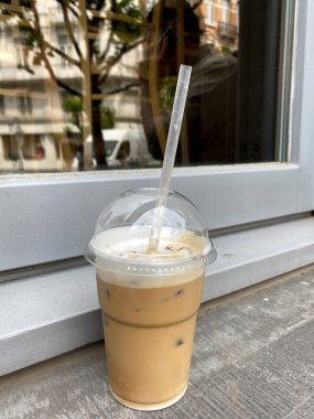 Brüksel, Belçika. 3 Haziran 2020. Plastik bardakta buzlu kahve..