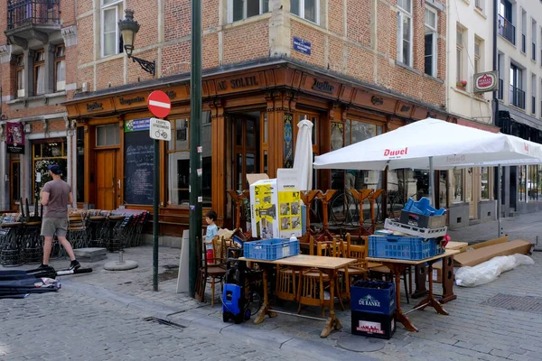 Bruselas Bélgica Junio 2020 Mesas Sillas Fuera Una Terraza Cafetería — Foto de Stock