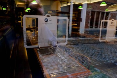 4 Haziran 2020 'de Brüksel, Belçika' daki bir restoranın açılışı öncesinde pleksiglass ile ayrılmış masalar.