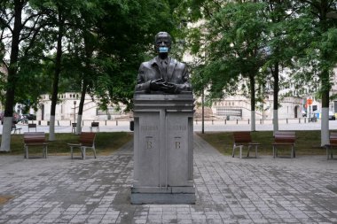 Belçika 'nın başkenti Brüksel' de 4 Haziran 2020 'de Baudouin' in heykeli maske ile süslenmiştir..