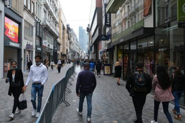 4 Haziran 2020 'de Brüksel' de Coronavirus 'un, COVID-19' un yayılmasını önlemek için ticari caddede adım adım yürüyen maskeli insanlar görülüyor.