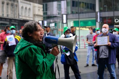 İşçi sendikaları ve mülteci derneklerinin temsilcileri 4 Haziran 2020 'de Belçika' nın Brüksel kentindeki göç politikasını protesto etmek üzere toplandılar..