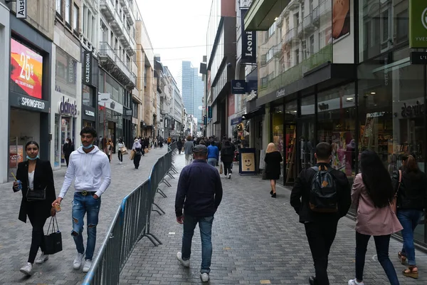 Mensen Met Gezichtsmaskers Lopen Mee Commerciële Straat Tijdens Een Geleidelijke — Stockfoto