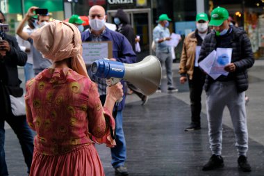 İşçi sendikaları ve mülteci derneklerinin temsilcileri 4 Haziran 2020 'de Belçika' nın Brüksel kentindeki göç politikasını protesto etmek üzere toplandılar..