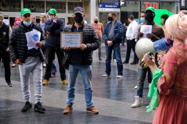 İşçi sendikaları ve mülteci derneklerinin temsilcileri 4 Haziran 2020 'de Belçika' nın Brüksel kentindeki göç politikasını protesto etmek üzere toplandılar..