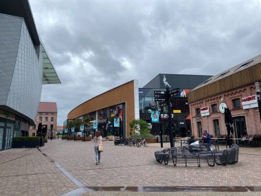 Belçika, Brüksel 'deki alışveriş merkezinin önünde tüketiciler yürüyor