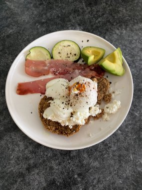 Yumurtalı, pastırmalı ve avokadolu bir kahvaltı servis etmeye hazır.
