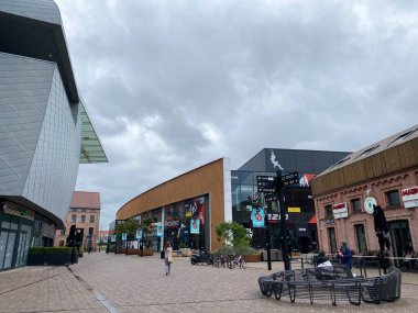 Belçika, Brüksel 'deki alışveriş merkezinin önünde tüketiciler yürüyor