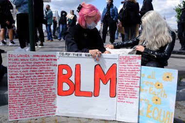 Protestocular, 7 Haziran 2020 Pazar günü Brüksel 'in merkezinde düzenlenen Siyahi Yaşamlar Önemi Protesto Yürüyüşü sırasında toplanan pankartları ellerinde tutuyorlar.. 