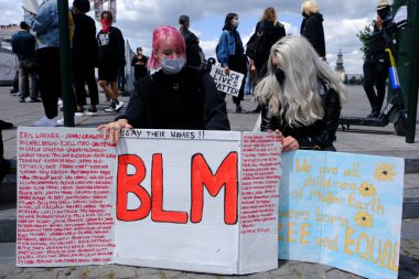 Protestocular, 7 Haziran 2020 Pazar günü Brüksel 'in merkezinde düzenlenen Siyahi Yaşamlar Önemi Protesto Yürüyüşü sırasında toplanan pankartları ellerinde tutuyorlar.. 