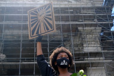 Protestocular, 7 Haziran 2020 Pazar günü Brüksel 'in merkezinde düzenlenen Siyahi Yaşamlar Önemi Protesto Yürüyüşü sırasında toplanan pankartları ellerinde tutuyorlar.. 