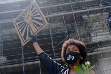 Protestocular, 7 Haziran 2020 Pazar günü Brüksel 'in merkezinde düzenlenen Siyahi Yaşamlar Önemi Protesto Yürüyüşü sırasında toplanan pankartları ellerinde tutuyorlar.. 