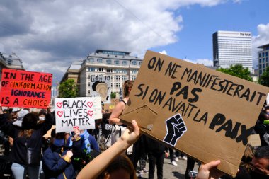 Protestocular, 7 Haziran 2020 Pazar günü Brüksel 'in merkezinde düzenlenen Siyahi Yaşamlar Önemi Protesto Yürüyüşü sırasında toplanan pankartları ellerinde tutuyorlar.. 