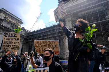 Protestocular, 7 Haziran 2020 Pazar günü Brüksel 'in merkezinde düzenlenen Siyahi Yaşamlar Önemi Protesto Yürüyüşü sırasında toplanan pankartları ellerinde tutuyorlar.. 