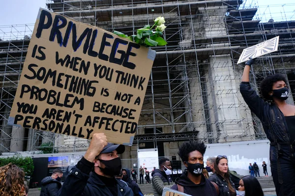 Protestující Drží Plakáty Když Scházejí Centru Bruselu Během Protestního Shromáždění — Stock fotografie
