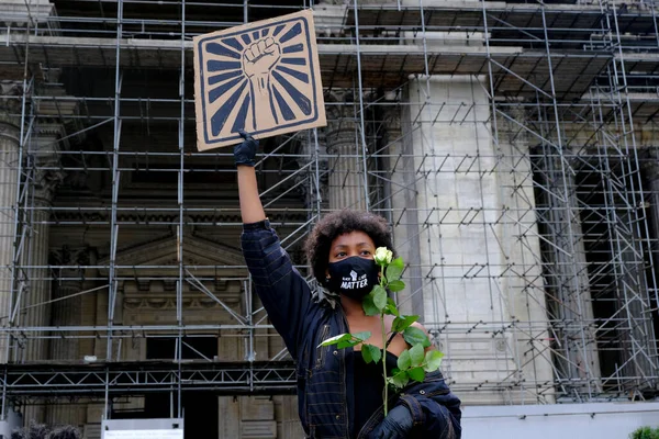 Διαδηλωτές Κρατούν Πλακάτ Καθώς Συγκεντρώνονται Στις Κεντρικές Βρυξέλλες Κατά Διάρκεια — Φωτογραφία Αρχείου