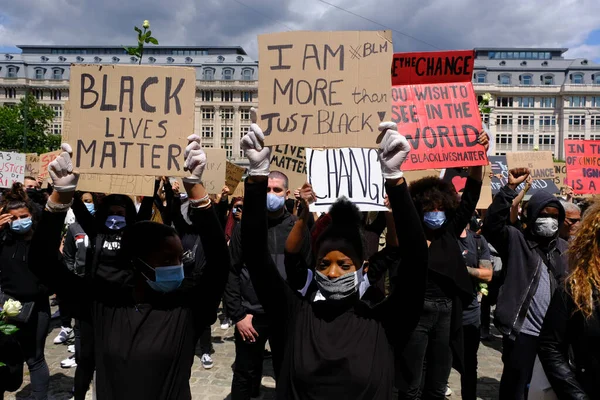 Manifestantes Sostienen Pancartas Mientras Reúnen Centro Bruselas Durante Manifestación Protesta — Foto de Stock