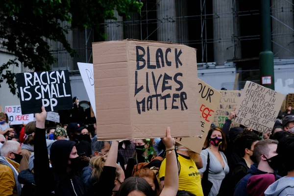 Demonstranten Halten Plakate Die Höhe Als Sie Sich Während Der — Stockfoto