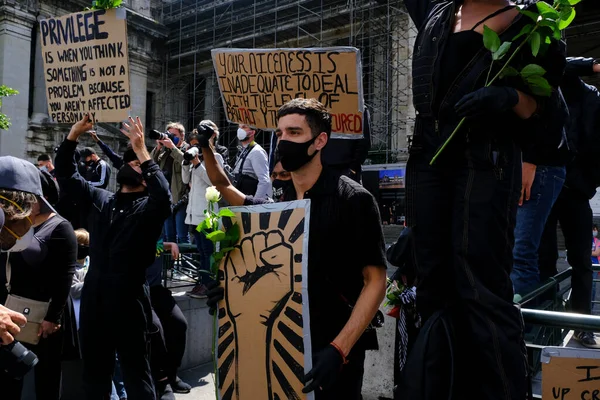 Manifestantes Realizam Cartazes Enquanto Reúnem Centro Bruxelas Durante Comício Protesto — Fotografia de Stock