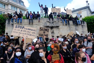 Protestocular, 7 Haziran 2020 Pazar günü Brüksel 'in merkezinde düzenlenen Siyahi Yaşamlar Önemi Protesto Yürüyüşü sırasında toplanan pankartları ellerinde tutuyorlar.. 
