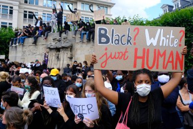 Protestocular, 7 Haziran 2020 Pazar günü Brüksel 'in merkezinde düzenlenen Siyahi Yaşamlar Önemi Protesto Yürüyüşü sırasında toplanan pankartları ellerinde tutuyorlar.. 