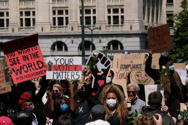 Protestocular, 7 Haziran 2020 Pazar günü Brüksel 'in merkezinde düzenlenen Siyahi Yaşamlar Önemi Protesto Yürüyüşü sırasında toplanan pankartları ellerinde tutuyorlar.. 