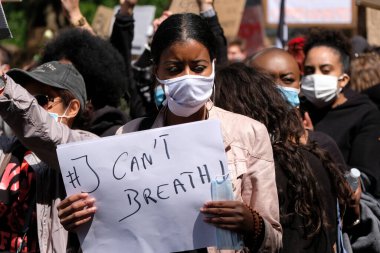 Protestocular, 7 Haziran 2020 Pazar günü Brüksel 'in merkezinde düzenlenen Siyahi Yaşamlar Önemi Protesto Yürüyüşü sırasında toplanan pankartları ellerinde tutuyorlar.. 