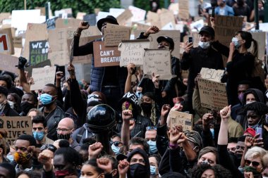Protestocular, 7 Haziran 2020 Pazar günü Brüksel 'in merkezinde düzenlenen Siyahi Yaşamlar Önemi Protesto Yürüyüşü sırasında toplanan pankartları ellerinde tutuyorlar.. 