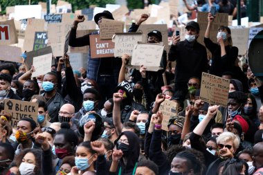 Protestocular, 7 Haziran 2020 Pazar günü Brüksel 'in merkezinde düzenlenen Siyahi Yaşamlar Önemi Protesto Yürüyüşü sırasında toplanan pankartları ellerinde tutuyorlar.. 