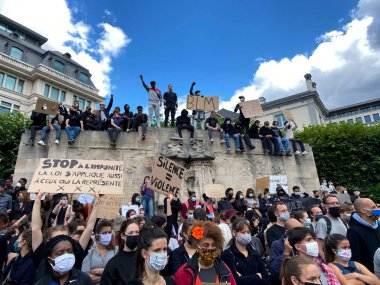 Protestocular, 7 Haziran 2020 Pazar günü Brüksel 'in merkezinde düzenlenen Siyahi Yaşamlar Önemi Protesto Yürüyüşü sırasında toplanan pankartları ellerinde tutuyorlar.. 
