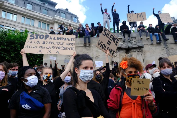 Para Pengunjuk Rasa Memegang Plakat Ketika Mereka Berkumpul Pusat Brussel — Stok Foto