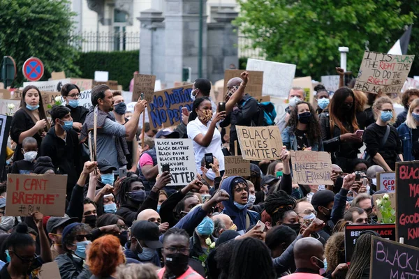 2020年6月7日 星期日 抗议者聚集在布鲁塞尔市中心的 黑色生命物质 抗议集会上 举着标语 — 图库照片
