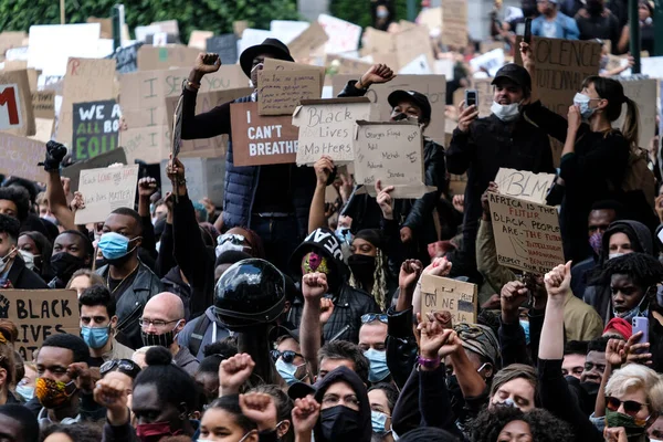Manifestantes Sostienen Pancartas Mientras Reúnen Centro Bruselas Durante Manifestación Protesta —  Fotos de Stock