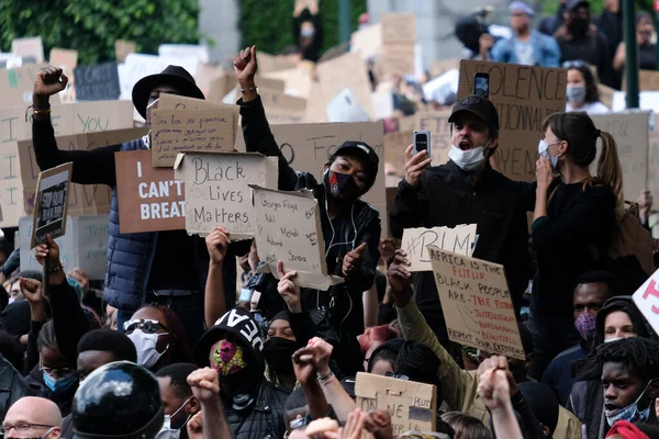 Manifestantes Sostienen Pancartas Mientras Reúnen Centro Bruselas Durante Manifestación Protesta —  Fotos de Stock